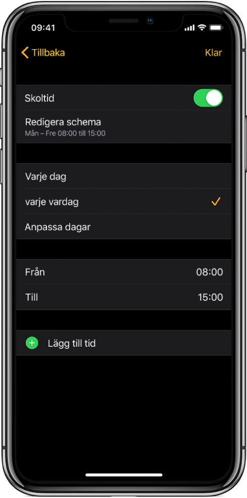 iPhone med skärmen för Skoltid. Överst finns ett reglage för Skoltid med Redigera schema under. Under det visas alternativen Varje dag, Varje vardag och Anpassa dagar. Varje vardag är valt. Från och Till för klockslag visas i mitten av skärmen och längst ned finns knappen Lägg till tid.