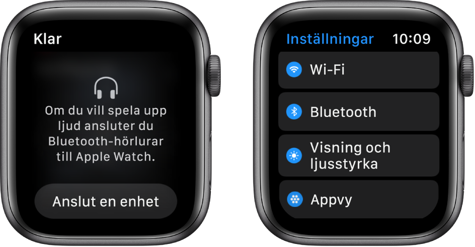 Två skärmar sida vid sida. Till vänster en skärm som uppmanar dig att ansluta Bluetooth-hörlurar till Apple Watch. Längst ned finns knappen Anslut en enhet. Till höger finns skärmen Inställningar med knappar för Wi-Fi, Bluetooth, ljusstyrka och textstorlek samt appvy i en lista.