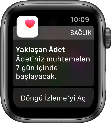 Şu yazının bulunduğu bir döngü tahmini ekranını gösteren Apple Watch: “Yaklaşan Âdet. Âdetiniz 7 gün içinde başlayabilir.” Döngü İzleme’yi Aç düğmesi en altta görünür.