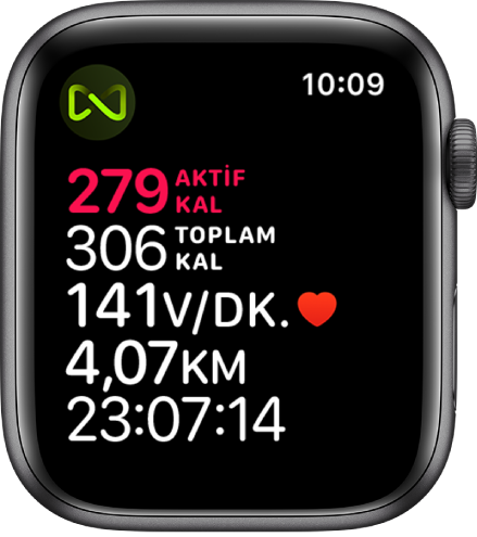 Koşu bandı antrenmanı ayrıntılarını veren Antrenman ekranı. Apple Watch’un koşu bandına kablosuz olarak bağlandığını belirten sol üst köşedeki sembol.