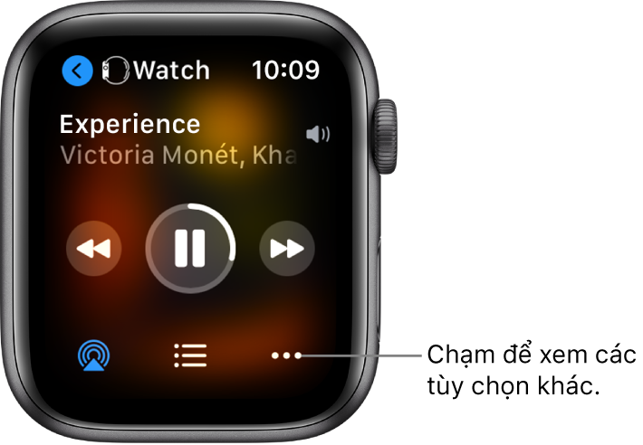 Màn hình Đang phát đang hiển thị Watch ở trên cùng bên trái, với một mũi tên trỏ sang trái, đưa bạn đến màn hình của thiết bị. Một tiêu đề bài hát và tên nghệ sĩ xuất hiện ở bên dưới. Các điều khiển phát ở giữa. Các nút AirPlay, danh sách bài và Tùy chọn khác ở dưới cùng.