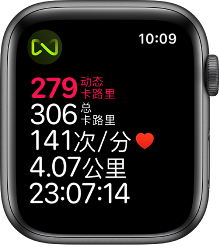显示跑步机体能训练详细信息的“体能训练”屏幕。左上角的符号表示 Apple Watch 已无线连接到跑步机。