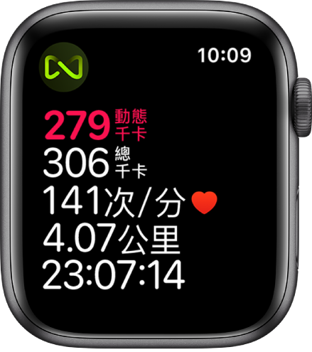 「體能訓練」畫面列出跑步機體能訓練的詳細資料。左上角的符號表示 Apple Watch 已無線連接到跑步機。