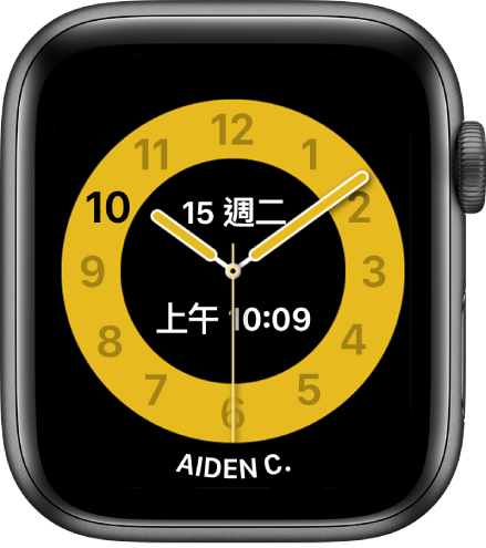 「上課時間」錶面顯示指針時鐘，在其靠近中央的位置顯示日期和數字時間。使用手錶的用户之名稱位於底部。