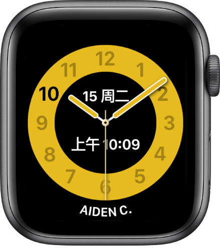 “课堂时间”表盘，具有指针时钟，顶部附近是日期，下方是时间。使用该手表的用户的名字位于底部。