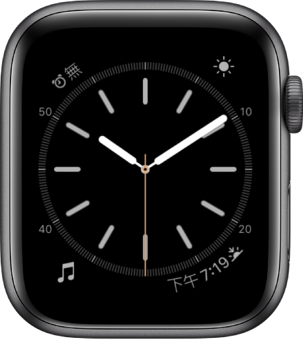 「簡約」錶面，您可以調整秒針的顏色並調整錶盤的數字和刻度。會顯示四種複雜功能：「鬧鐘」位於左上角、「天氣」位於右上角、「音樂」位於左下角，以及「日出/日落」位於右下角。