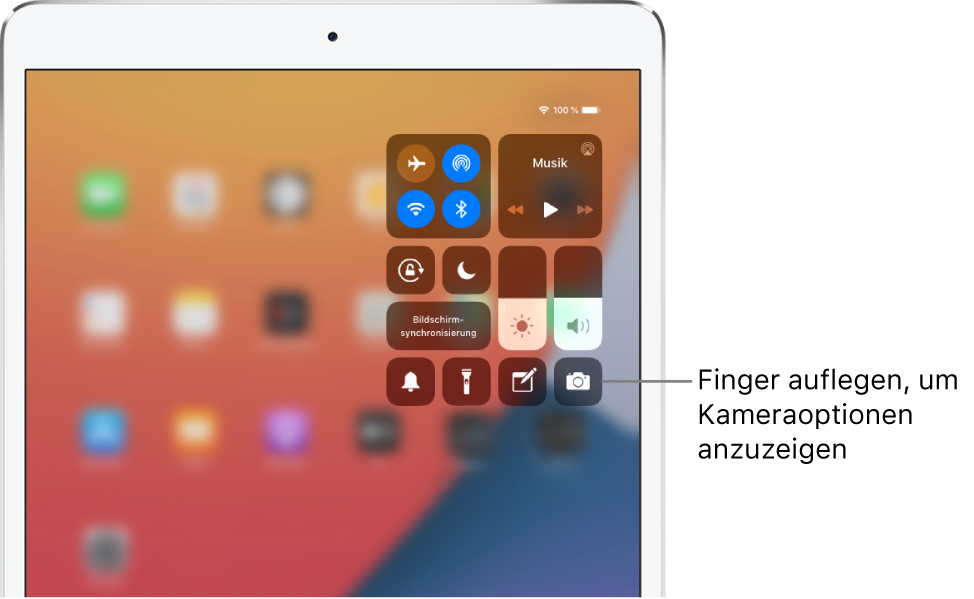 Steuerelemente für den Flugmodus, das Mobilfunknetz, WLAN und Bluetooth in der Gruppe oben links im Kontrollzentrum für iPad-Modelle mit Wi-Fi + Cellular. Ein Hinweis auf die Kamera besagt, dass du einen Finger auf das Kamera-Symbol legen sollst (unten rechts), um weitere Optionen für die Kamera einzublenden.