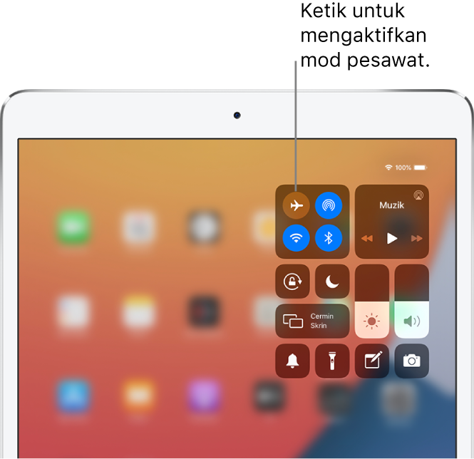 Skrin Pusat Kawalan menunjukkan yang mengetik butang di bahagian kiri atas mengaktifkan mod pesawat.