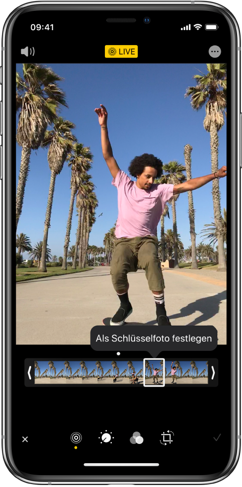 Bildschirm mit einem Live Photo in der Bildschirmmitte. Oben in der Mitte befindet sich die Taste „Live“, oben links die Taste „Ton“. Unter dem Live Photo ist die Bildansicht mit der aktiven Taste „Als Schlüsselfoto festlegen“ zu sehen. Mit den Balken an den beiden Seiten der Bildansicht kann das Live Photo beschnitten werden.
