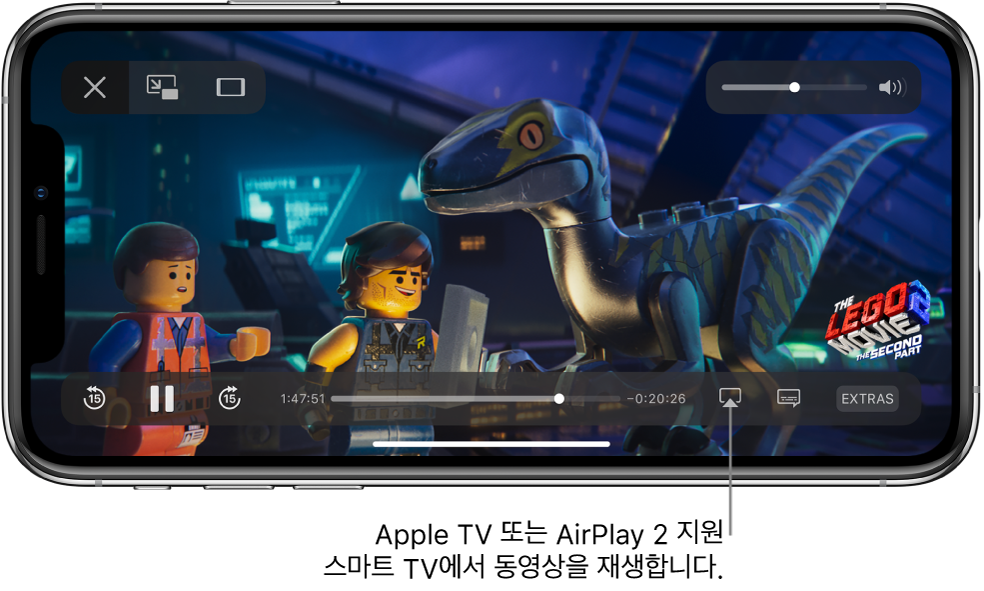 iPhone 화면에 재생 중인 영화. 화면 하단에 재생 제어기가 있고 오른쪽 하단 부근에 화면 미러링 버튼이 있음.