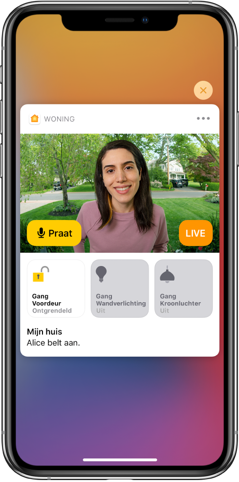 Een melding van Woning in het iPhone-scherm. Er is een foto van iemand bij de voordeur te zien met links de knop 'Praat'. Daaronder staan accessoireknoppen voor de voordeur en de verlichting in de gang. Onder de accessoireknoppen is de tekst "Alice belt aan" te zien. Rechtsboven in de melding bevindt zich een sluitknop.
