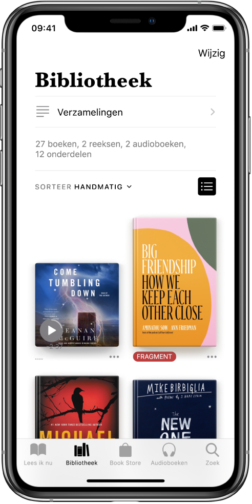 Het scherm 'Bibliotheek' in de Boeken-app. Boven in het scherm staan de knop 'Verzamelingen' en de knop voor sorteeropties. De sorteeroptie 'Recent' is geselecteerd. In het midden van het scherm staan de boekomslagen van boeken in de bibliotheek. Onder in het scherm staan van links naar rechts de tabbladen 'Lees ik nu', 'Bibliotheek', 'Book Store', 'Audioboeken' en 'Zoek'.