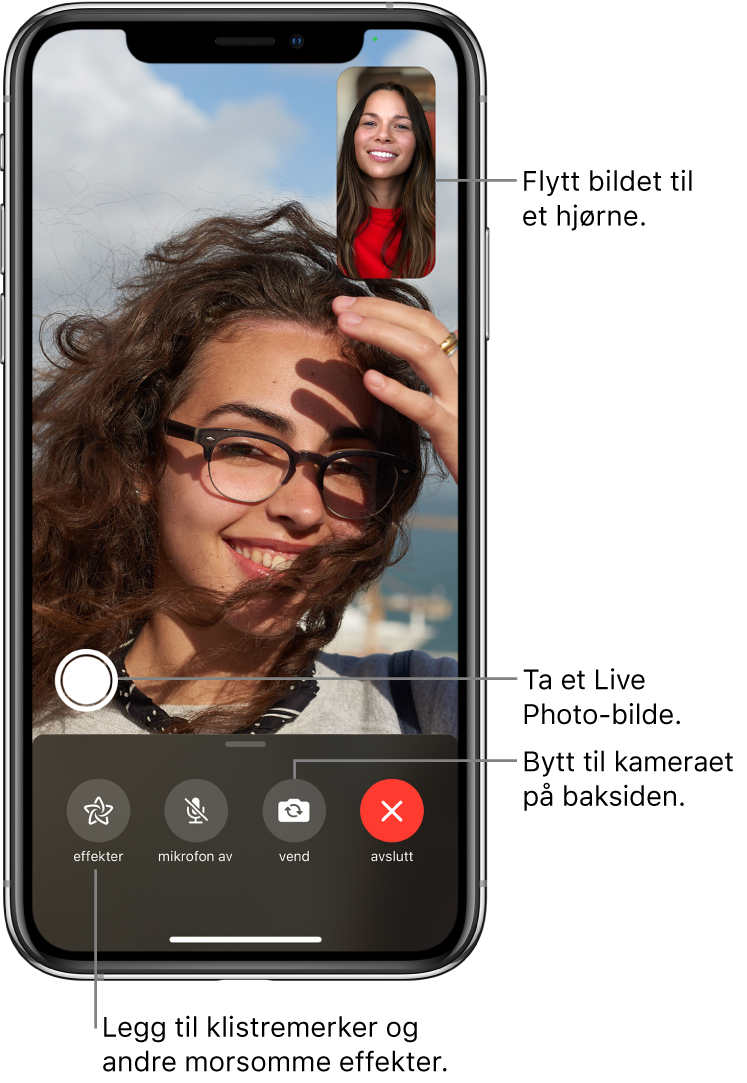 FaceTime-skjermen som viser en samtale. Bildet av deg vises i en liten firkant øverst til høyre, og bildet av den andre personen vises på resten av skjermen. Nederst på skjermen er knappene Effekter, Lyd av, Bytt kamera og Avslutt. Knappen for å ta et Live Photo-bilde er over dem.