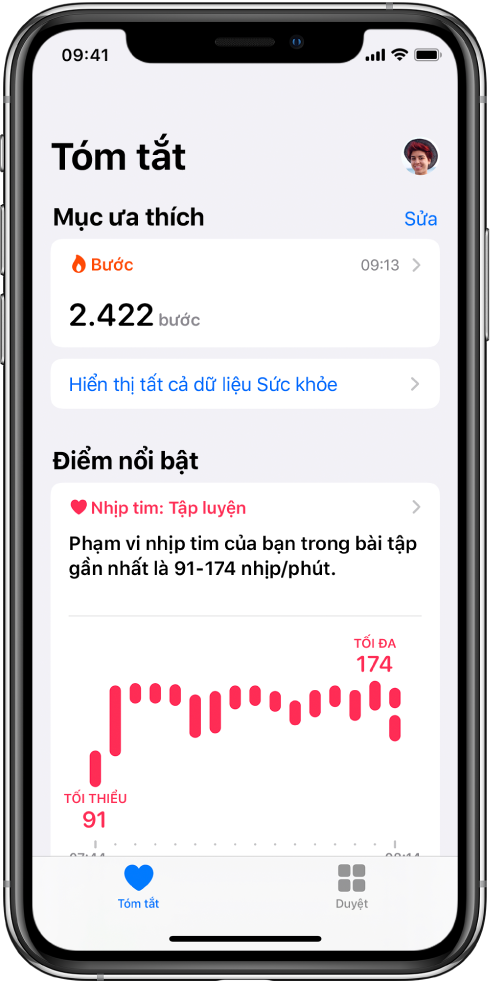 Một màn hình Tóm tắt đang hiển thị Bước dưới dạng một danh mục trong Mục ưa thích. Bên dưới Điểm nổi bật, màn hình hiển thị thông tin về nhịp tim trong bài tập gần đây nhất.