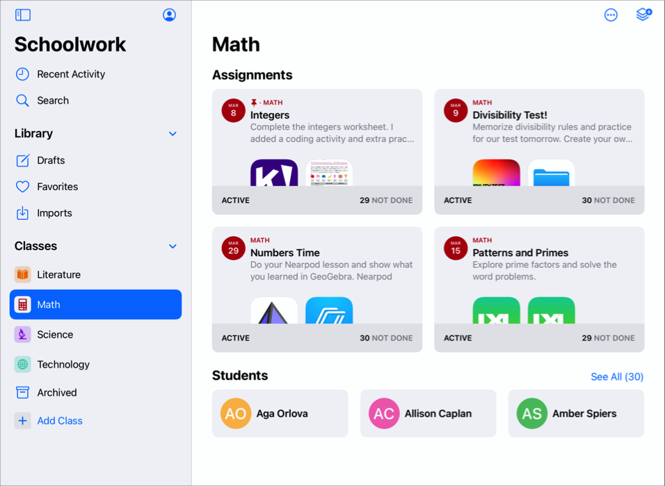Uma visualização de classe de exemplo — Matemática — mostrando quatro tarefas e três alunos. Além dessa visualização de classe, a barra lateral do Projeto Escolar contém três outras classes (Literatura, Ciência e Tecnologia), bem como a visualização Atividade Recente, Rascunhos, Favoritos e Importações, bem como visualização de arquivo de classe.