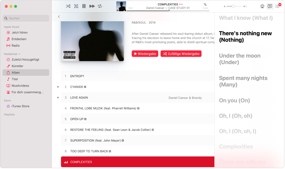 Ein gerade abgespielter Musiktitel mit dem Liedtext rechts, der synchron zur Musik auf dem Bildschirm angezeigt wird.