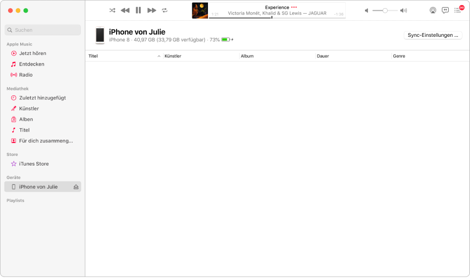 Das Musik-Fenster mit einem Gerät (iPhone von Julia) in der Seitenleiste. Die Taste „Einstellungen synchronisieren“ oben rechts öffnet den Finder.