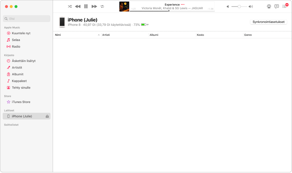 Musiikki-ikkuna, jonka sivupalkissa näkyy laite (Julian iPhone). Synkronointiasetukset-painike oikeassa yläkulmassa avaa Finderin.
