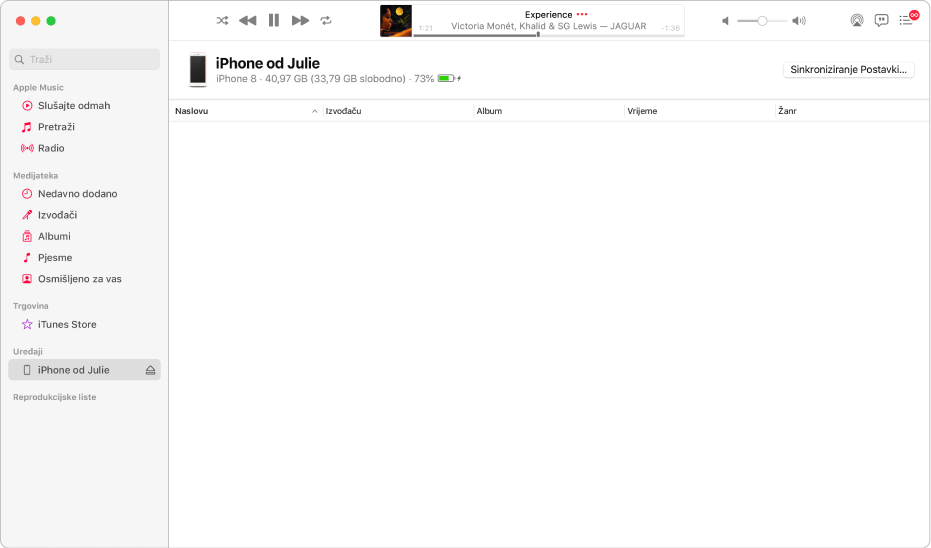 Prozor Glazbe s uređajem (Jelenin iPhone) u rubnom stupcu. Tipka Sinkroniziraj postavke u gornjem desnom kutu otvara Finder.
