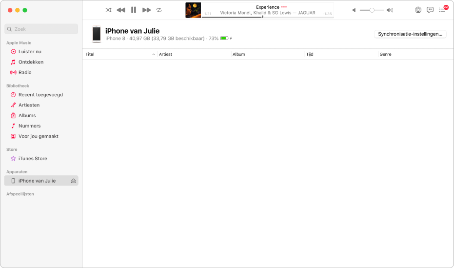 Het Muziek-venster met een apparaat (Julia's iPhone) in de navigatiekolom. Met de knop 'Synchronisatie-instellingen' rechtsbovenin wordt de Finder geopend.