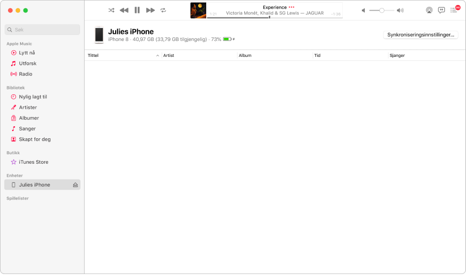 Musikk-vinduet med en enhet (Julies iPhone) i sidepanelet. Synkroniseringsinnstillinger-knappen øverst til høyre åpner Finder.