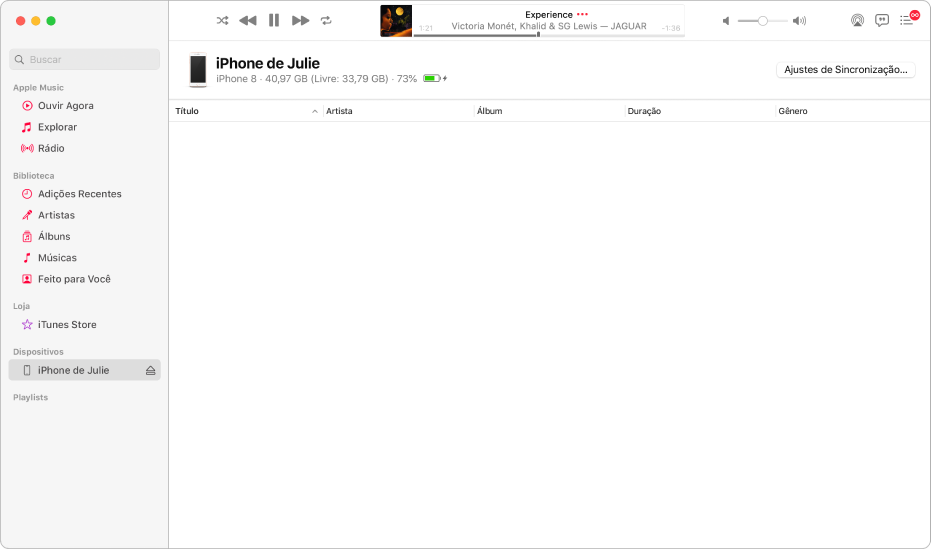 Janela do app Música com um dispositivo (iPhone de Júlia) na barra lateral. O botão Ajustes de Sincronização no canto superior direito abre o Finder.