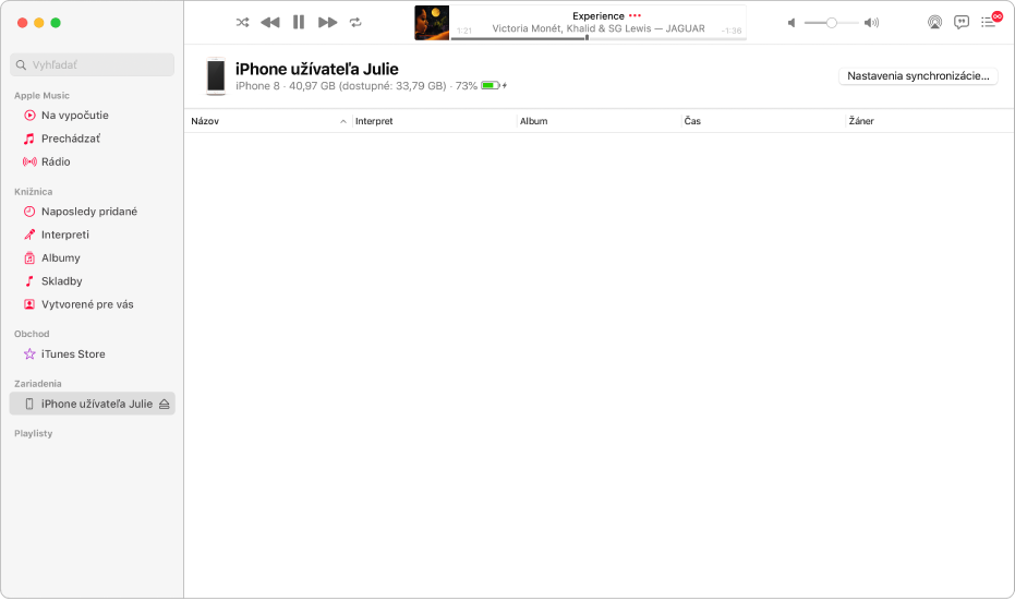Okno apky Hudba so zariadením (Júliin iPhone) v postrannom paneli. Tlačidlo Nastavenia synchronizácie v pravom hornom rohu otvorí Findera.