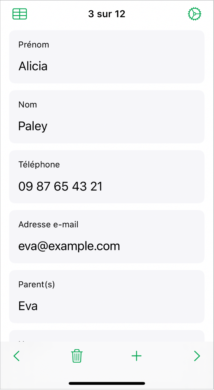 Un enregistrement dans un formulaire avec des champs pour le nom, le numéro de téléphone, l’adresse e-mail et plus encore. Des commandes permettant de visualiser le tableau lié, le mode de configuration du formulaire et de passer d’un enregistrement à l’autre sont également affichées.