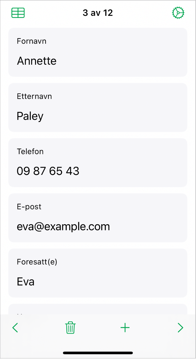 En oppføring i et skjema med felter for navn, telefonnummer, e-post og mer. Det vises også kontroller for å vise den tilkoblede tabellen, Skjemaoppsett-modus og bytte mellom oppføringer.