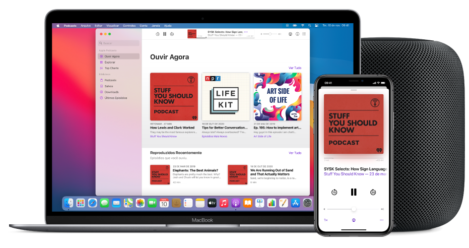 Janela do Apple Podcasts mostrando a tela Ouvir Agora em um Mac e um iPhone, com um HomePod ao fundo.