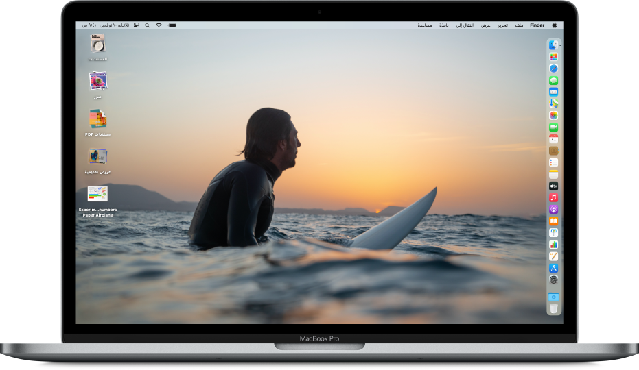 سطح مكتب الـ Mac مع تشغيل النمط الداكن عليه، وصورة سطح مكتب مخصصة، وDock على امتداد الحافة اليمنى من الشاشة، ومكدسات سطح المكتب على امتداد الحافة اليسرى من الشاشة.