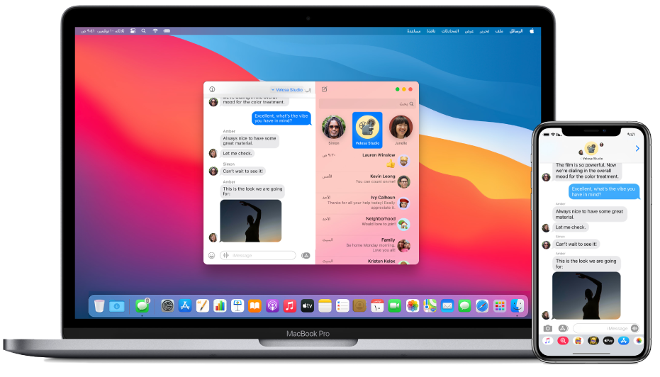 جهاز iPhone يعرض رسالة نصية، بجوار كمبيوتر Mac يتم تسليم الرسالة إليه؛ تظهر أيقونة Handoff في الطرف الأيسر لـ Dock.