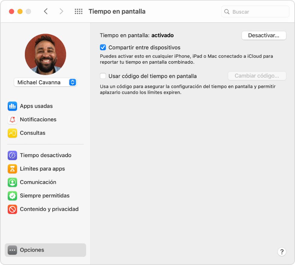 El panel de opciones de Tiempo en pantalla con “Tiempo en pantalla” habilitado. La opción “Compartir entre dispositivos” está seleccionada.