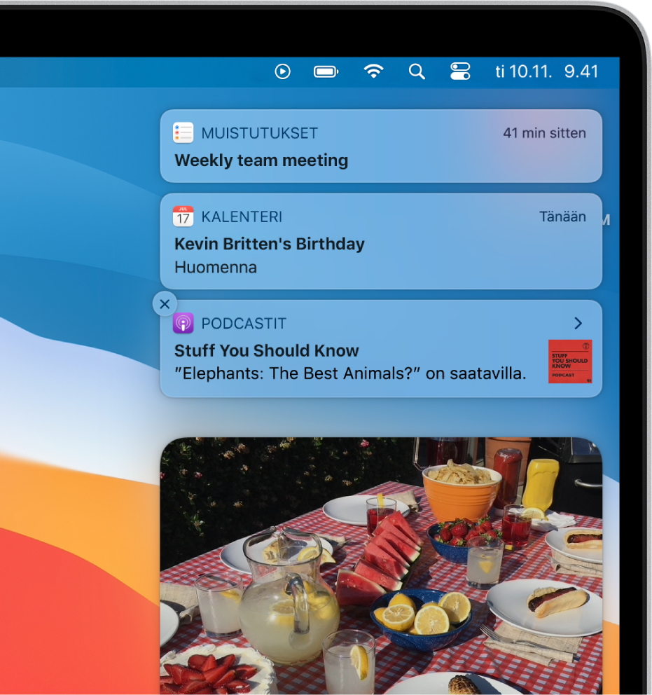 Macin työpöydän oikeassa yläkulmassa näkyy ilmoituksia ja appiwidgettejä.