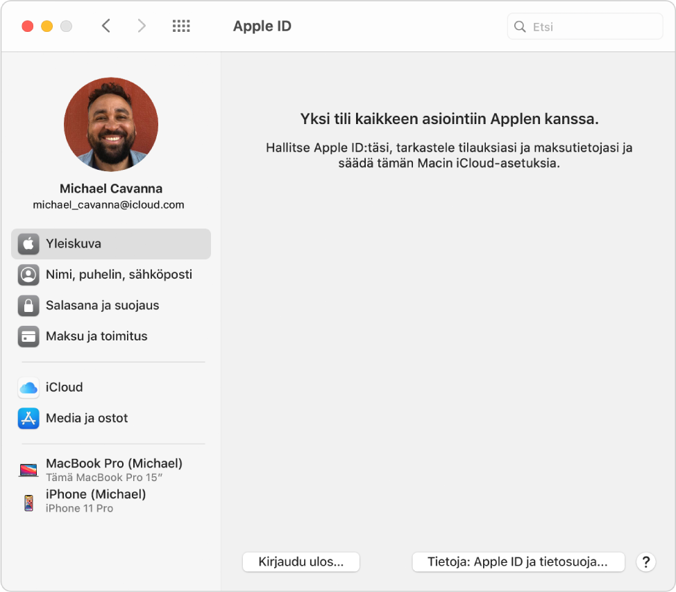 Apple ID ‑asetukset, joissa näkyvät valittavissa olevien tiliasetusten tyypit sivupalkissa sekä Yleiskatsaus-asetukset, joissa näkyy Kirjaudu ulos ‑painike.