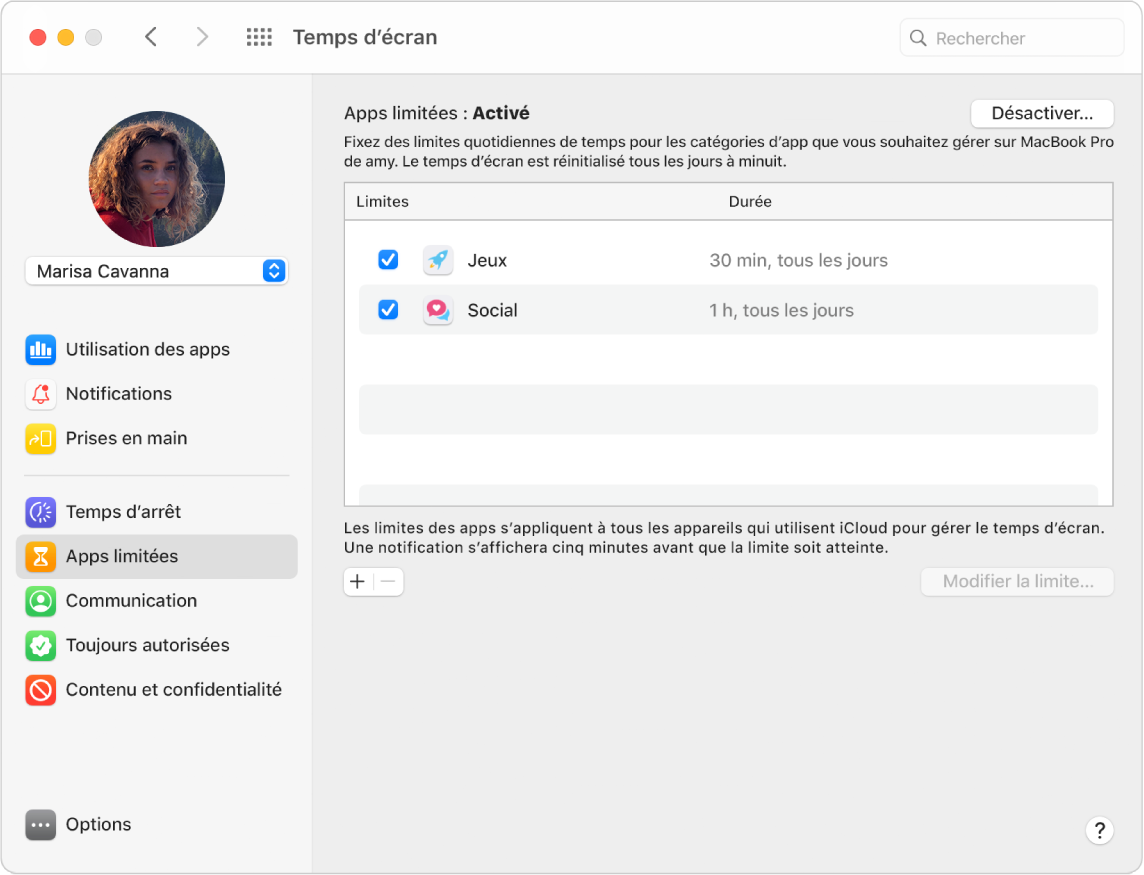 La sous-fenêtre Apps limitées de Temps d’écran avec l’option Apps limitées activée. Des limites de temps sont programmées pour deux catégories d’apps.
