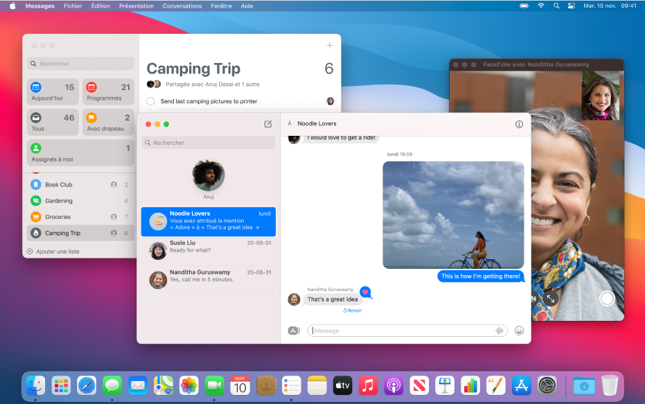 Bureau d’un Mac sur lequel sont ouverts Rappels, Messages et FaceTime. Messages se trouve en premier plan avec plusieurs conversations dans la barre latérale et une conversation de groupe à droite.