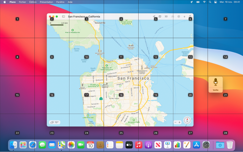 Une grille superposée sur le bureau, qui affiche une carte dans l’app Plans. La grille divise le bureau en sept colonnes et quatre rangées, et chacune d’elles est numérotée de 1 à 28. La fenêtre de retour se trouve à droite de la fenêtre Plans.