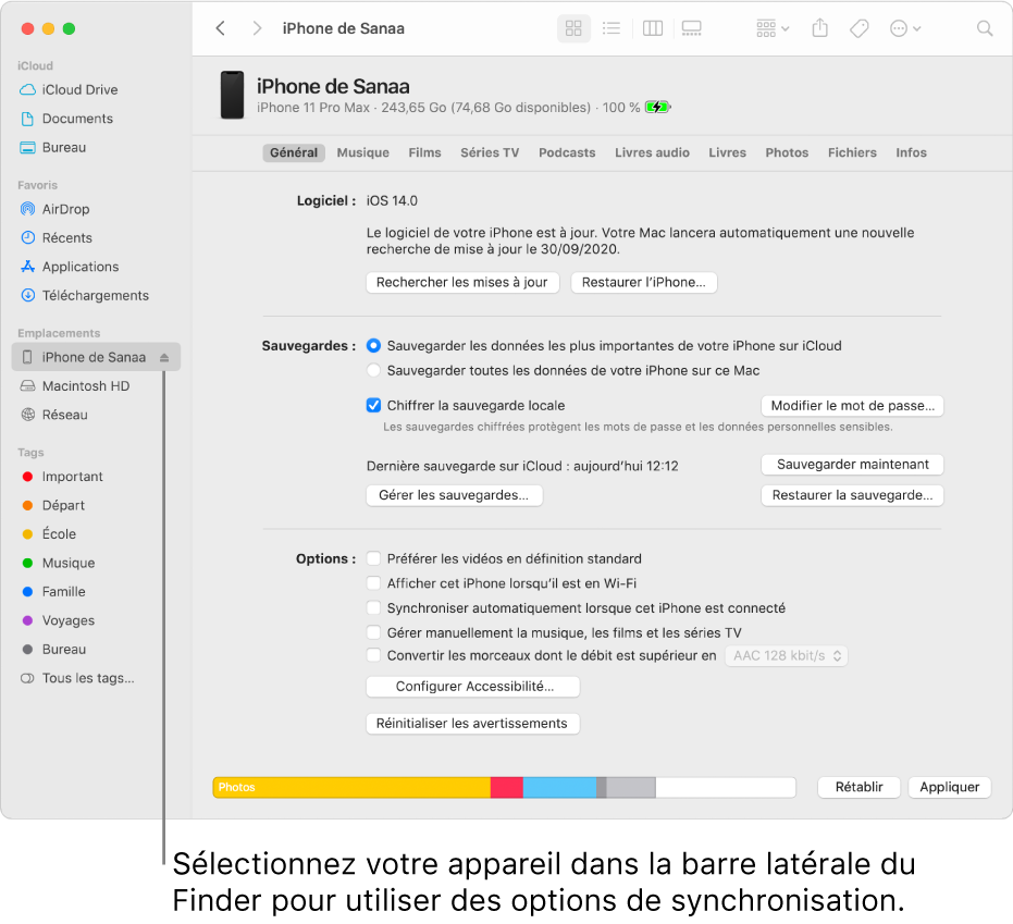 Un appareil sélectionné dans la barre latérale du Finder et les options de synchronisation s’affichant dans la fenêtre.