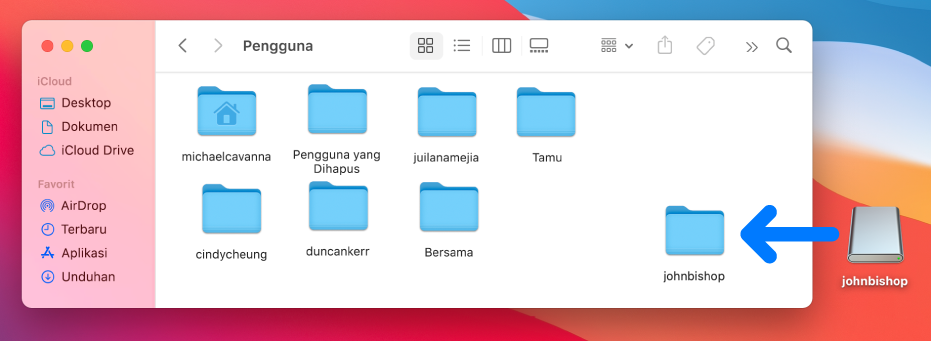 Folder Pengguna dibuka di Finder yang menampilkan akun pengguna. Di sebelah kanan terdapat image disk dari akun pengguna yang dihapus dan panah yang menunjukkan bahwa Anda dapat menyeret image disk ke folder Pengguna untuk memulihkan akun pengguna yang dihapus.