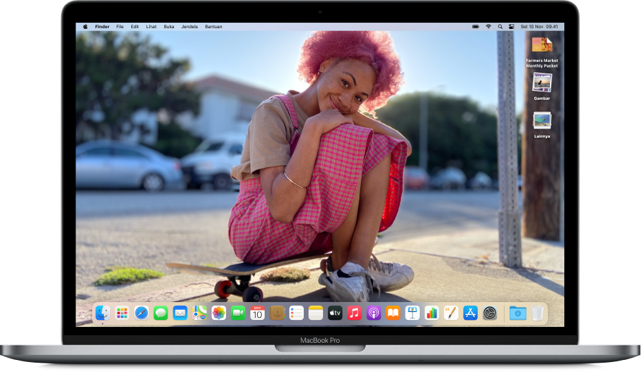 Desktop Mac menampilkan gambar desktop yang disesuaikan, dengan Dock di sepanjang bagian bawah layar dan beberapa dokumen di sepanjang tepi kanan layar.