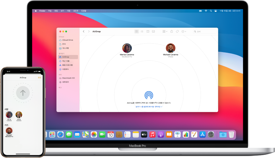 iPhone에 AirDrop 화면이 표시되어 있고 그 옆에 있는 Mac에는 Finder에 열려 있는 AirDrop 윈도우가 있음.