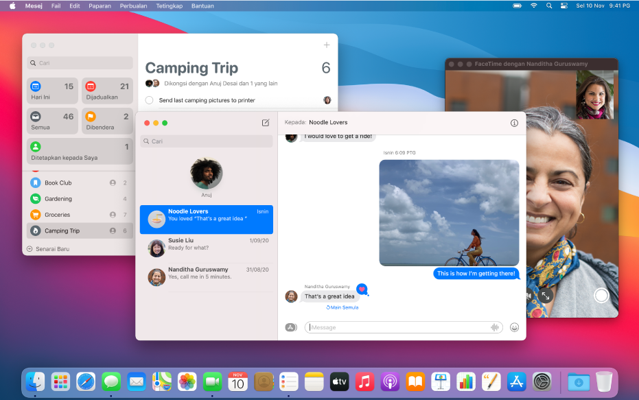 Desktop Mac dengan Peringatan, Mesej dan FaceTime dibuka. Mesej dalam latar hadapan dan mempunyai berbilang perbualan dalam bar sisi dan perbualan kumpulan di sebelah kanan.