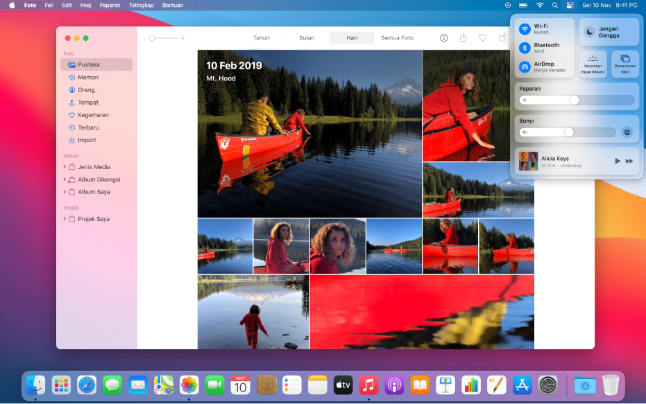App Foto dibuka dan sedia untuk berkongsi foto menggunakan Pencerminan Skrin daripada Pusat Kawalan, terletak di penjuru kanan atas desktop.