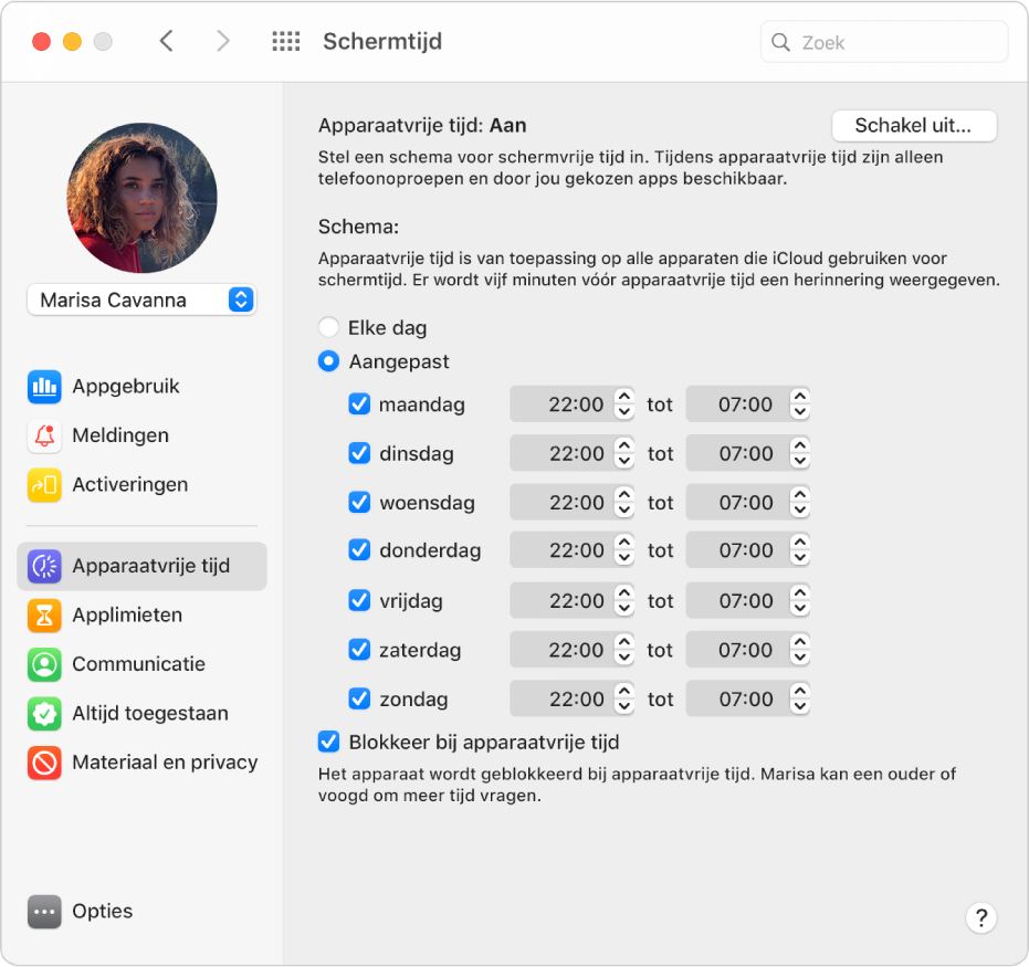 Het paneel 'Apparaatvrije tijd' in Schermtijd met 'Apparaatvrije tijd' ingeschakeld. Er is een aangepast schema ingesteld voor elke dag van de week.