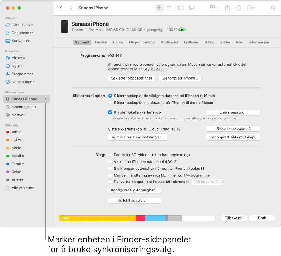 En enhet er markert i Finder-sidepanelet, og synkroniseringsvalg vises i vinduet.