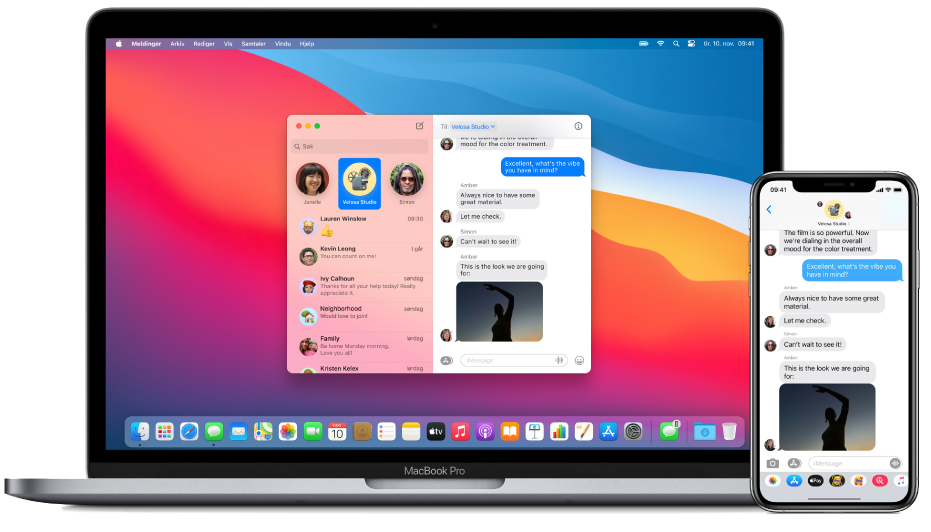En iPhone viser en tekstmelding, ved siden av en Mac som meldingen er overført til, indikert av Handoff-symbolet nær høyre ende av Dock.