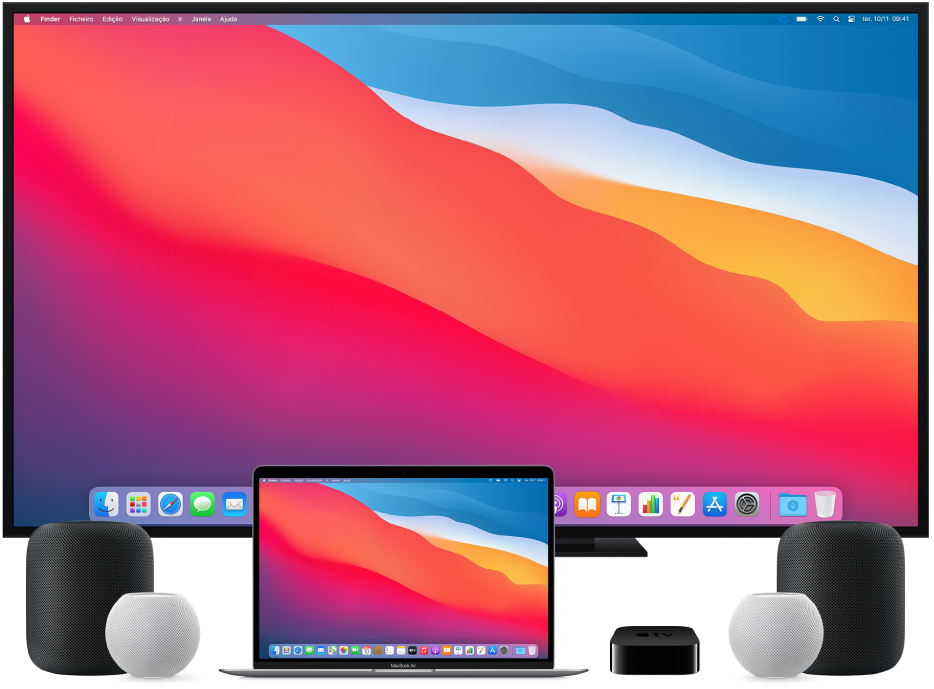 Um computador Mac e dispositivos para os quais pode fazer streaming de conteúdo através de AirPlay, por exemplo, uma Apple TV, um HomePod e duas colunas pequenas HomePod e uma televisão inteligente.