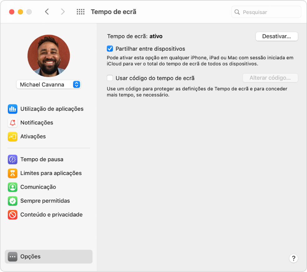 O painel de preferências Opções do tempo de ecrã com o tempo de ecrã desativado. A opção “Partilhar entre dispositivos” está selecionada e o botão para desativar Tempo de ecrã está disponível.