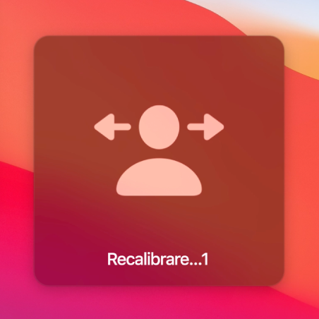Numărătoarea inversă de pe ecran pentru recalibrarea cursorului controlat cu capul, cu textul “Recalibrare…1”.